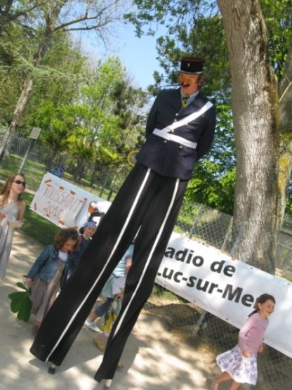 Faux gendarmes, faux policiers, animations sur échasses pour vos évènements