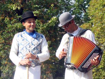 Échassiers musettes, musique et accordéon sur échasses