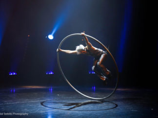 Roue Cyr Elena, animation de cirque pour vos évènements.