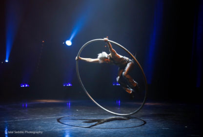 Roue Cyr Elena, animation de cirque pour vos évènements.
